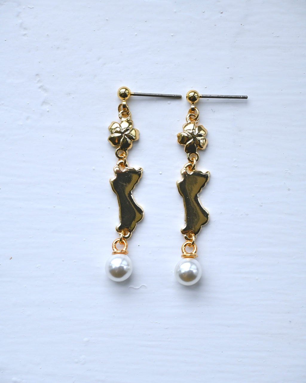 Backside of the earring, gold plated with pearl.
